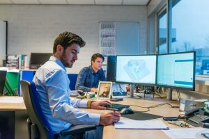 Onze constructeurs gebruiken 3D solid modeling software voor het maken van productietekeningen, om de fabricage en specificaties aan de machinefabriek door te geven.