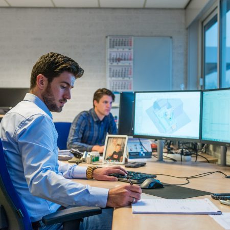 Onze constructeurs gebruiken 3D solid modeling software voor het maken van productietekeningen, om de fabricage en specificaties aan de machinefabriek door te geven.